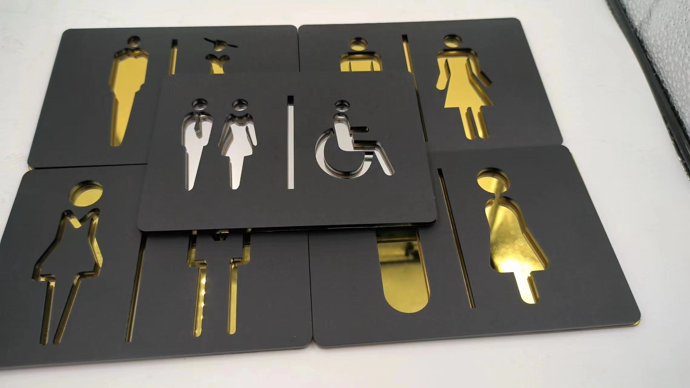 Matte Black Gold Toilet Sign P - Spa Wellness Locations recension och pris