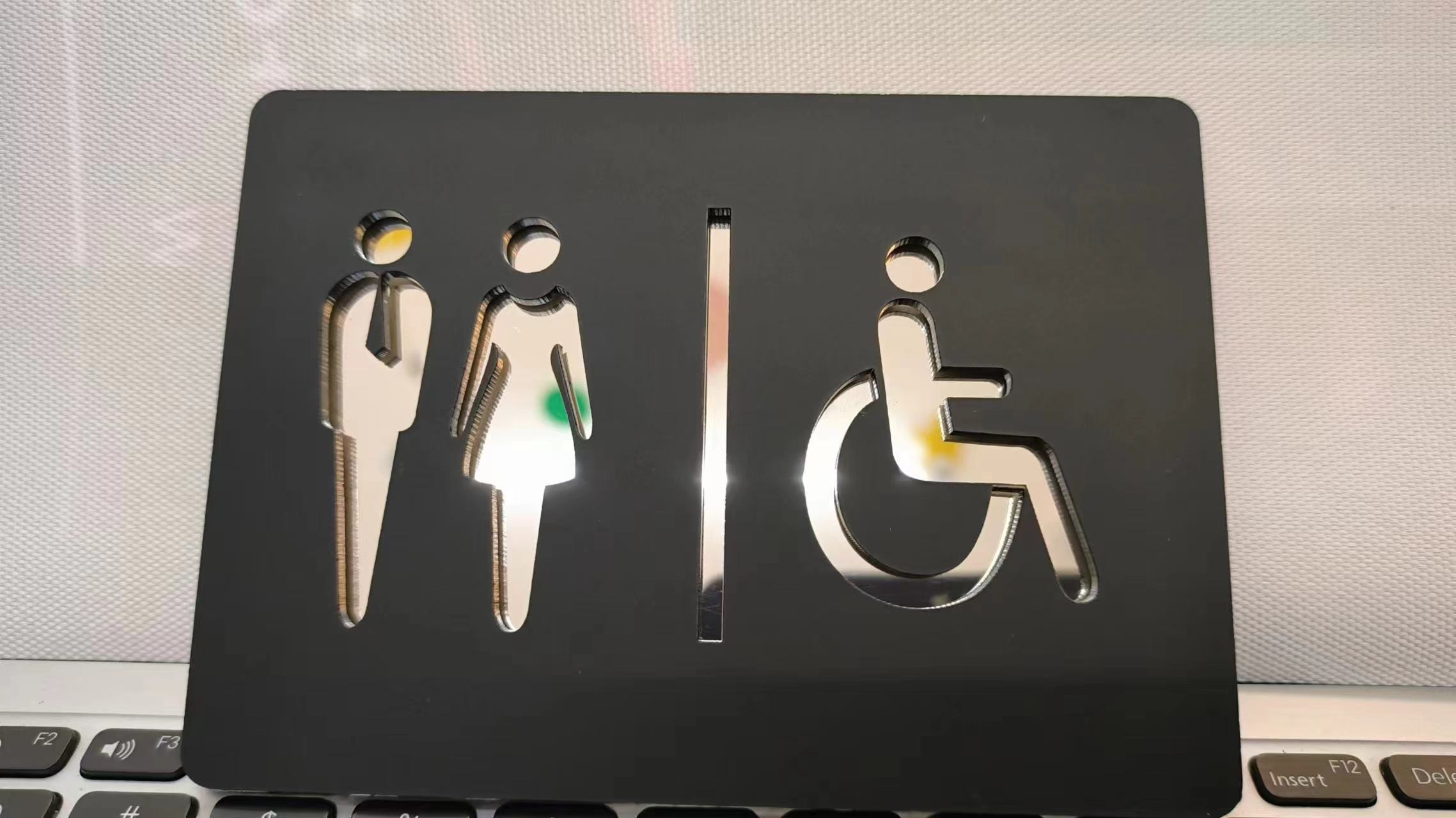 Matte Black Gold Toilet Sign P - Spa Wellness Locations recension och pris