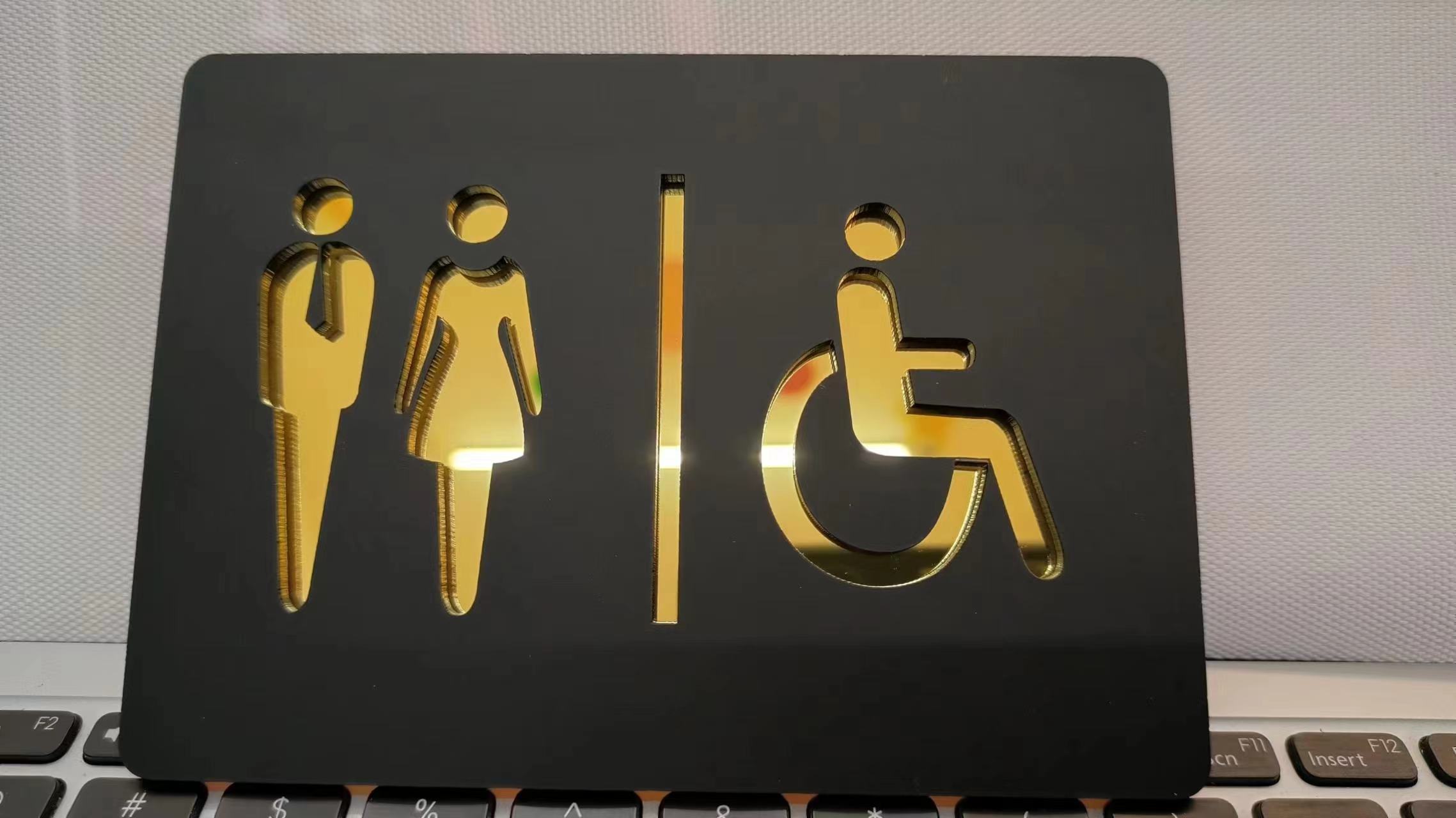 Matte Black Gold Toilet Sign P - Spa Wellness Locations recension och pris